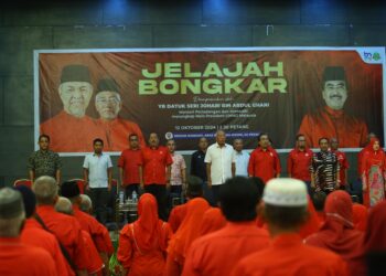 JOHARI Abdul Ghani (tengah) ketika hadir merasmikan Jelajah Bongkar anjuran UMNO Kedah di Dewan Majlis Perbandaran Sungai Petani.