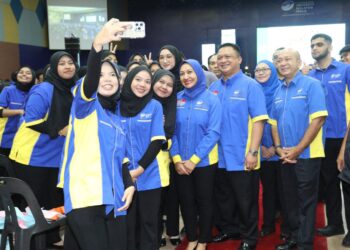 TUANKU Syed Faizuddin Putra Jamalullail (tiga dari kanan) bersama Tuanku Dr Hajah Lailatul Shahreen Akashah Khalil (empat dari kanan) berkenan berswafoto bersama mahasiswa selepas Majlis Suai Kenal Sarjana Muda Sidang Akademik 2024/2025 di Dewan Ilmu, Kampus Alam Unimap, Pauh Putra, Arau Perlis semalam.-UTUSAN/IZLIZAN OTHMAN