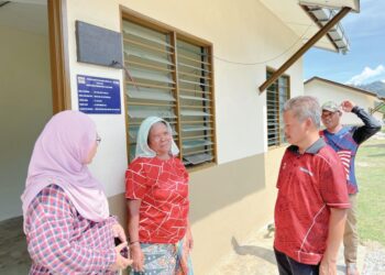 ROSLINA Bun (kiri) meninjau rumah Program Bantuan Rumah Orang Asli (PBROA) yang diserahkan kepada penduduk Orang Asli di Pos Pasik, Gua Musang, Kelantan. – UTUSAN/AIMUNI TUAN LAH