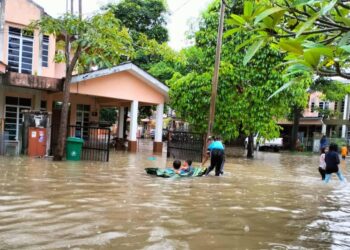 KEADAAN banjir yang sering berlaku di Taman Alamanda 3, Kuala Terengganu. – UTUSAN/KAMALIZA KAMARUDDIN