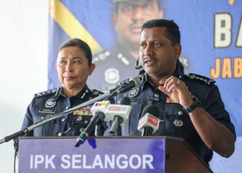 Ketua Polis Selangor, Datuk Hussein Omar Khan (kanan) bercakap pada sidang akhbar pelupusan barang kes dadah kontinjen Selangor tahun 2024 di Ibu Pejabat Polis Kontinjen Shah Alam di sini, hari ini. GAMBAR: FARIZ RUSADIO