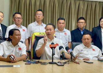 PETER Anthony (tengah) bersama barisan pimpinan parti KDM dalam sidang akhbar di Ibu Pejabat KDM di Kota Kinabalu, hari ini.