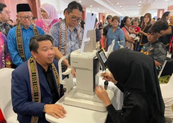 LUKANISMAN Awang Sauni (duduk-kiri) menjalani pemeriksaan mata sempena Sambutan Hari Penglihatan Sedunia peringkat Kebangsaan, di ITCC Penampang hari ini.