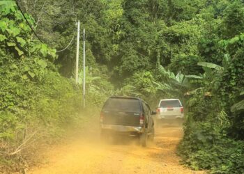 KEADAAN jalan yang berdebu menyukarkan urusan harian penduduk orang Asli di Pos Pasik, Gua Musang, Kelantan. – UTUSAN/AIMUNI TUAN LAH