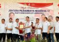 PETER Anthony (tengah) menyampaikan watikah lantikan jentera Pilihan Raya Negeri Sabah Ke-17 (PRN17) parti Kesejahteraan Demokratik Masyarakat (KDM) bagi Dewan Undangan Negerim (DUN) Limbahau di Papar, Sabah, semalam.