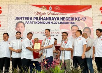 PETER Anthony (tengah) menyampaikan watikah lantikan jentera Pilihan Raya Negeri Sabah Ke-17 (PRN17) parti Kesejahteraan Demokratik Masyarakat (KDM) bagi Dewan Undangan Negerim (DUN) Limbahau di Papar, Sabah, semalam.