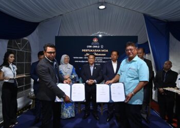 Alexander Nanta Linggi menyaksikan pertukaran dokumen kerjasama antara CIDB Holdings Sdn. Bhd. dan I Entry Malaysia Sdn. Bhd. dalam majlis pelancaran sistem CIDBH-iENTRY di Kuala Lumpur hari ini. UTUSAN/SYAKIR RADIN