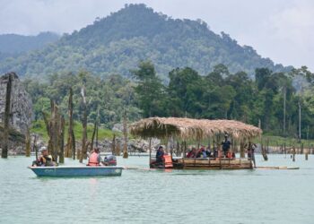 SEBUAH rakit tradisional Orang Asli yang disediakan kepada pelancong untuk menerokai Taman Negara Terengganu di Tasik Kenyir, Hulu Terengganu. – UTUSAN/PUQTRA HAIRRY ROSLI