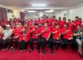 ABU Bakar Hamzah (lima dari kiri) bersama ahli-ahli dan calon pemilihan Bersatu merakamkan gambar bersama sewaktu Majlis Pengumuman Calon Layak Bertanding Pemilihan Bersatu yang diadakan di The Zuley Heritage Hotel, Kuala Perlis, Perlis, semalam. -UTUSAN/ASYRAF MUHAMMAD