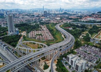 PELABURAN dalam infrastruktur jalan adalah pelaburan untuk masa depan yang mampan. – UTUSAN/MUHAMAD IQBAL ROSLI