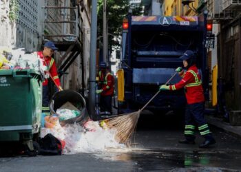 KENAIKAN gaji minimum sebanyak 13 peratus akan menyebabkan kos operasi kontraktor pembersihan meningkat 11 peratus.