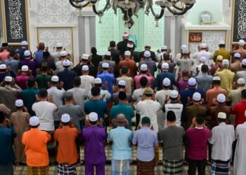 JADIKAN masjid penuh setiap hari seperti solat Jumaat.