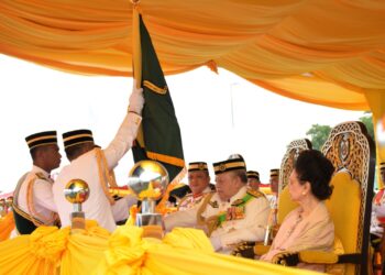 Tuanku Syed Sirajuddin Jamalullail berkenan berangkat menyempurnakan Istiadat Perbarisan Pertukaran Panji-Panji Rejimen Batalion Pertama Dan Batalion Kedua Rejimen Renjer DiRaja bertempat di 4 RRD, Kem Bukit Cowder, Mata Ayer, Perlis.-UTUSAN