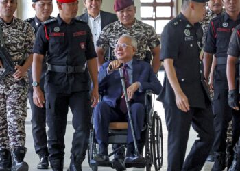 Datuk Seri Najib Tun Razak (tengah) hadir di kompleks mahkamah bagi memberi keterangan sebagai defendan dalam saman sivil AS$1.18 bilion SRC International terhadapnya di Kompleks Mahkamah Kuala Lumpur di sini, semalam. GAMBAR: FARIZ RUSADIO