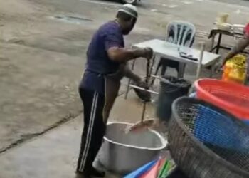 TANGKAP layar video tular didakwa memaparkan seorang lelaki dipercayai pekerja sebuah kedai makan membersihkan periuk menggunakan penyapu di Lipis, Pahang.