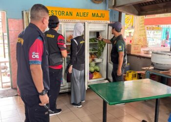 KAKITANGAN Kementerian Kesihatan membuat pemeriksaan bahagian penyimpanan makanan di sebuah restoran di Bandar Baru Kuala Lipis di Lipis, Pahang.