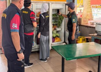 KAKITANGAN Kementerian Kesihatan membuat pemeriksaan bahagian penyimpanan makanan di sebuah restoran di Bandar Baru Kuala Lipis di Lipis, Pahang.