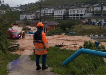 KEADAAN banjir kilat yang berlaku di Kampung Sungai Ruil dekat Cameron Highlands petang semalam.