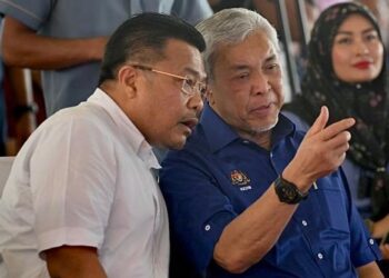 MOHD. SHARKAR Shamsudin (kiri) bersama Ahmad Zahid Hamidi (kanan).