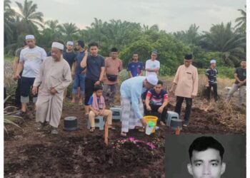 TUKIRIN Saringat menyiram pusara anaknya, Allahyarham Muhammad Akmal di Tanah Perkuburan Islam Parit Baru, Muar.