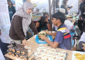 FADHLINA Sidek (kiri) meninjau gerai pameran Karnival Pendidikan Madani dan Program Kolej Vokasional Insani Masyarakat Madani di Sekolah Kebangsaan Sungai Bakap, Nibong Tebal, Pulau Pinang. – UTUSAN/IQBAL HAMDAN