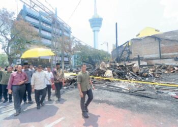 AL-SULTAN Abdullah Ri’ayatuddin Al-Mustafa Billah Shah (tengah) meninjau tiga deretan kedai lama berusia 134 tahun yang terbakar di Jalan Besar di Kuantan, Pahang. – UTUSAN/SHAIKH AHMAD RAZIF