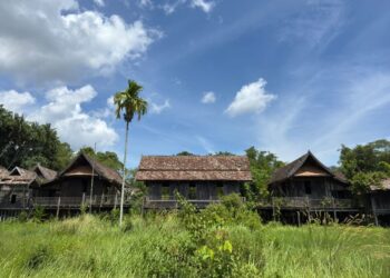 KEADAAN rumah kayu tradisional, Pura Tanjung Sabtu berusia 100 tahun yang terbiar usang di Kampung Tanjung Sabtu, Kuala Terengganu. 
– UTUSAN/PUQTRA HAIRRY ROSLI