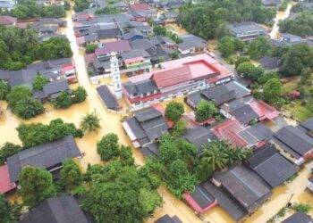 PEMANDANGAN dari udara menunjukkan sebahagian rumah yang ditenggelami banjir di Kampung Pulau Rusa, Manir, Kuala Terengganu pada Monsun Timur Laut (MTL) tahun lalu. – UTUSAN/PUQTRA HAIRRY ROSLI