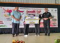 NORLIZA Abdul Rahim (dua dari kanan) menyampaikan zakat SSPN kepada Hasrunizah Hassan selepas merasmikan Sedar Excellent School Carnival di SK Bandar Pontian, Johor, petang ini. - UTUSAN/MUHAMMAD ZIKRI