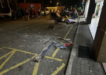 SERPIHAN rekahan simen yang pecah dari sebuah restoran makanan segera bertaburan di atas jalan di Kompleks Al-Azim, Bukit Baru, Melaka.