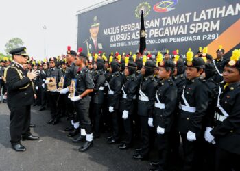 AZAM Baki (kiri) beramah mesra penerima anugerah dan pelatih lain pada Majlis Tamat Latihan Kursus Asas Pegawai SPRM Siri 28 Bil. 1/2023 (Penolong Penguasa Gred P29) di Akademi Pencegahan Rasuah Malaysia, Bandar Enstek Nilai di Seremban hari ini. - UTUSAN/MOHD. SHAHJEHAN MAAMIN