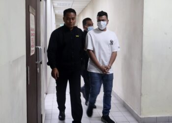 ALIF Khan (kiri) ketika dibawa ke Mahkamah Sesyen Butterworth, Pulau Pinang atas pertuduhan menerima suapan berjumlah RM2,000. - UTUSAN/IQBAL HAMDAN