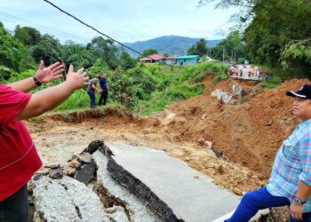 JONISTON Bangkuai melawat kawasan tanah runtuh di Jalan Tamparuli-Kiulu berhampiran Kampung Malangang di Kiulu semalam.