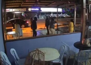 TANGKAP layar video yang tular membabitkan seorang pekerja kedai makan cedera ditetak lelaki bertopeng bersenjatakan parang di Sempalit dekat Raub tengah malam semalam.