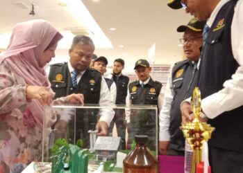 KASEMANI Embong (kiri) melawat gerai pameran pada Seminar Kecemerlangan Kesihatan Persekitaran dan Majlis Apresiasi sempena Sambutan Hari Kesihatan Persekitaran Sedunia Peringkat Negeri di Kuala Terengganu, hari ini. - UTUSAN/TENGKU DANISH BAHRI TENGKU YUSOFF