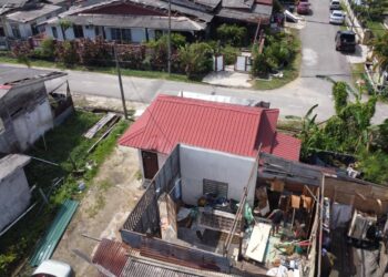 KEADAAN sebuah rumah yang mengalami kerosakan di bahagian bumbung di Kampung Gong Pauh, Chukai, Kemaman, hari ini. - UTUSAN/PUQTRA HAIRRY ROSLI