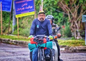 AHMAD Zulkifle Ahmar memulakan kembara berbasikal sejauh 10,000km menggunakan laluan darat ke tanah suci Mekah.