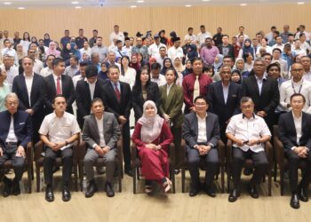 FADHLINA Sidek (duduk, tengah) ketika hadir pada 'Forum Jaringan Industri: Ke Arah Kemampanan TVET KPM' di Auditorium, Kolej ViTrox, Batu Kawan, Pulau Pinang. - UTUSAN/IQBAL HAMDAN