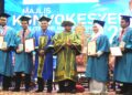 MUHAMMAD RUMZI Mamat (empat dari kiri) dan Ulaimi Yahya bersama-sama empat graduan yang menerima Anugerah Projek Terbaik Jabatan Kejuruteraan Mekanikal pada Majlis  Konvokesyen PIS Ke-29 di Dewan Tunku Laksamana Abdul Jalil, Pasir Gudang.