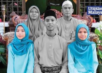 GAMBAR kenangan Nur Jihan Irdina Mohd. Junaizi (kanan) dan Nur Anis Zahra Nazihah (kiri) bersama Mohd. Junaizi Jusoh, Shazwani Ismail serta Muhammad Fakhrul Danish yang maut dalam kemalangan di Kilometer 86, Jalan Gua Musang -Lojing, Gua Musang, Kelantan, kelmarin.