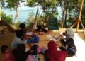 DI manakah kanak-kanak adat laut di Kampung Teluk Layang Besar mahu bersekolah sekiranya kerajaan merobohkan satu-satunya sekolah yang ditubuhkan untuk mereka?