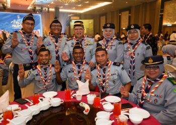 JOHARI Abdul beramah mesra dengan ahli pengakap pada Majlis Makan Malam Amal Persekutuan Pengakap Malaysia 2024 di Putrajaya. - UTUSAN/FAISOL MUSTAFA

GAMBAR : FAISOL MUSTAFA