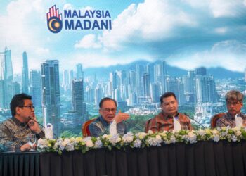 ANWAR Ibrahim ketika berucap pada Forum Ilmuan Malaysia MADANI Siri 2 di Putrajaya.- UTUSAN/FAISOL MUSTAFA