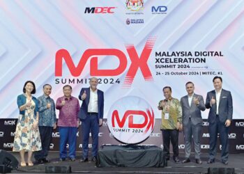 GOBIND Singh Deo (empat dari kiri) bersama Pengerusi Perbadanan Ekonomi Digital Malaysia, Syed Ibrahim Syed Noh (tiga dari kiri) pada majlis pembukaan MDX Summit 2024 di MITEC Kuala Lumpur semalam. - UTUSAN/SYAKIR RADIN