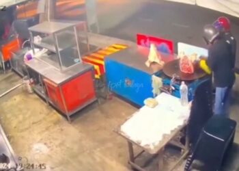 TANGKAP layar rakaman CCTV memaparkan dua lelaki meletakkan kepala khinzir di kabinet dan dapur roti canai.