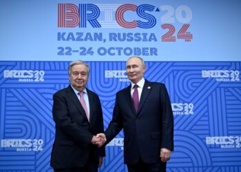 VLADIMIR Putin (kanan) bersalaman dengan Antonio Guterres semasa pertemuan dua hala di luar sidang kemuncak BRICS di Kazan, Russia.-AFP