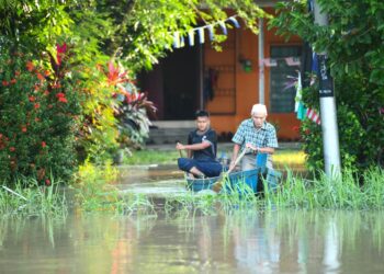 PERLIS bersiap sedia menghadapi gelombang kedua banjir susulan fenomena air pasang besar yang dijangka akan mengundang impak lebih besar berbading sebelum ini.-UTUSAN/IZLIZAN OTHMAN