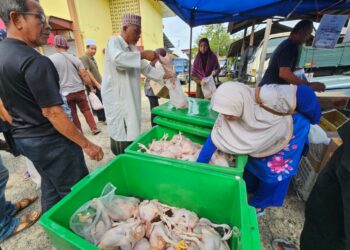 SEBAHAGIAN pengunjung membeli ayam di Jualan Agro Madani di PPK Kuala Terengganu di Bukit Bayas, Kuala Terengganu, semalam.