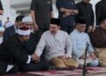 ANWAR Ibrahim menunaikan solat Jumaat di Masjid Mizan Zainal Abidin Putrajaya. - UTUSAN/FAIZ ALIF ZUBIR