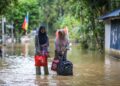 PENDUDUK membawa barangan ke tempat yang selamat selepas rumah mereka dilanda banjir buat kali ketiga di Kampung Alor Madi, Anak Bukit di Alor Setar. - UTUSAN/ SHAHIR NOORDIN